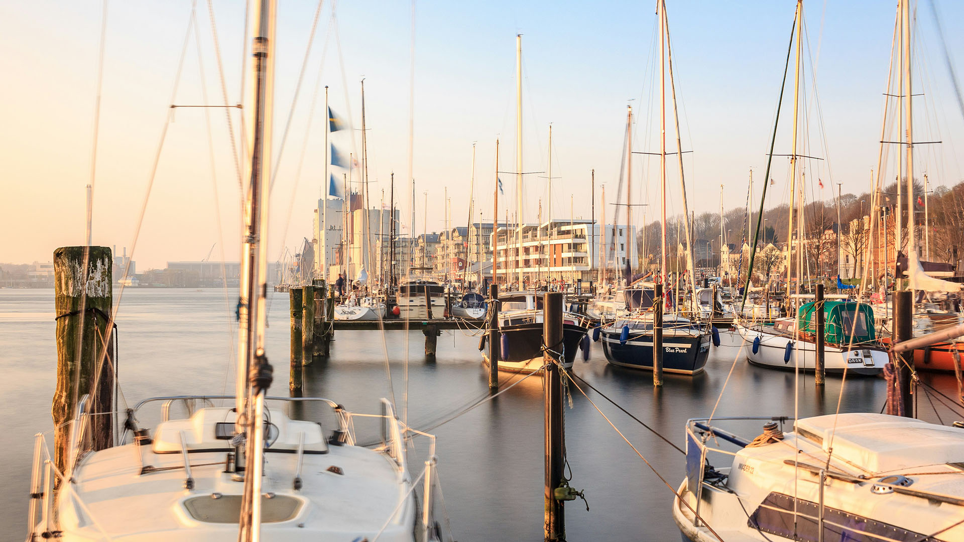 Flensburger Bootshafen mit Segelbooten im Abendlicht